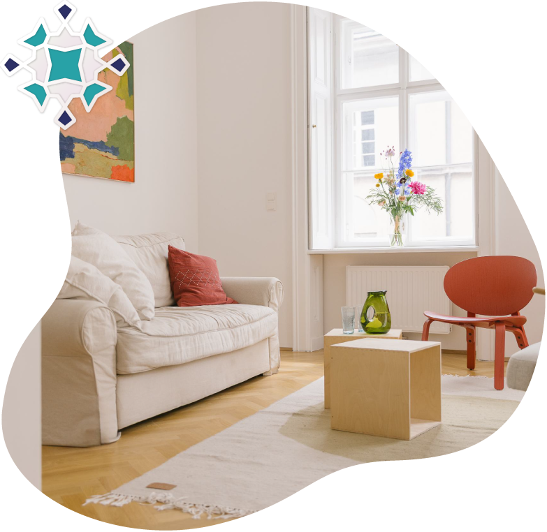 Räumlichkeiten mit Couch, Tisch und Stuhl Arrangement für Therapiesitzungen mit Verena Spenger in Wien Hernals