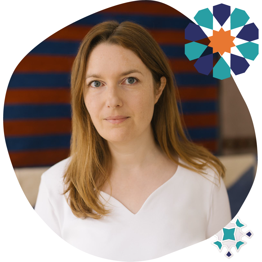Psychotherapeutin Verena Spenger vor rot-blauen Hintergrund mit grafischen Blumenmustern